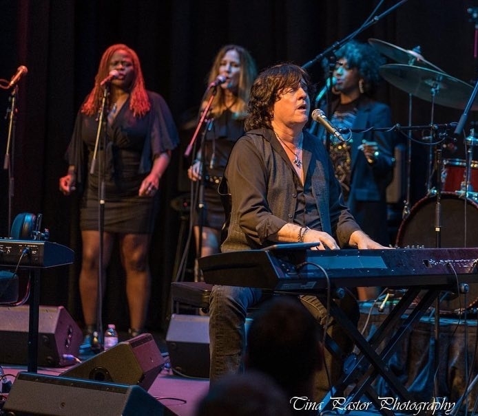 BethFalcone's tweet image. Remembering what fun it was to be a Malonette back up singing for Bob Malone. #backupsinger #giglife #bobmalone #bobmaloneband #singer #singing #backingvocals #vocalist