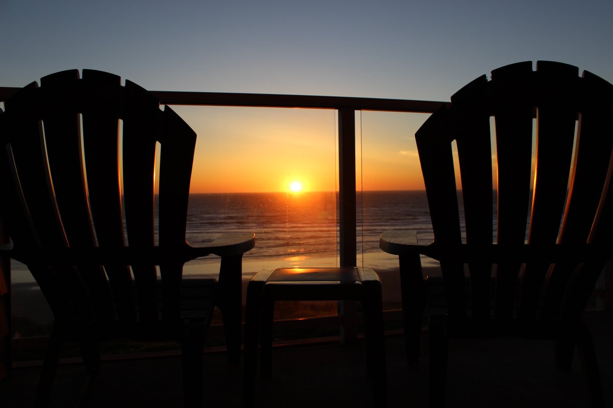 NewportHallmark's tweet photo. Our philosophy - Watch more sunsets than Netflix. 🌅 Tag who you would share this sunset with. https://t.co/m5sQ4zZ2tI