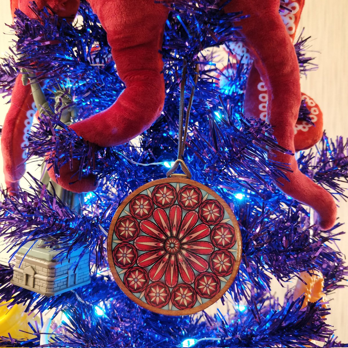 piecesofkandi's tweet photo. (1 of 6) Haven't been on Twitter much recently...is the #OAtribe still here??? Thought I'd share my OA themed Xmas tree I did over the holidays! πππ»π½π₯¨ππ·ππππ₯ͺπ πΈπΌπΌ (cont'd below) #TheOA #OAchristmas #OAthemedtree #BelieveInOA #SaveTheOA #TheOAisReal #YCFM https://t.co/7jRRVqWhJH
