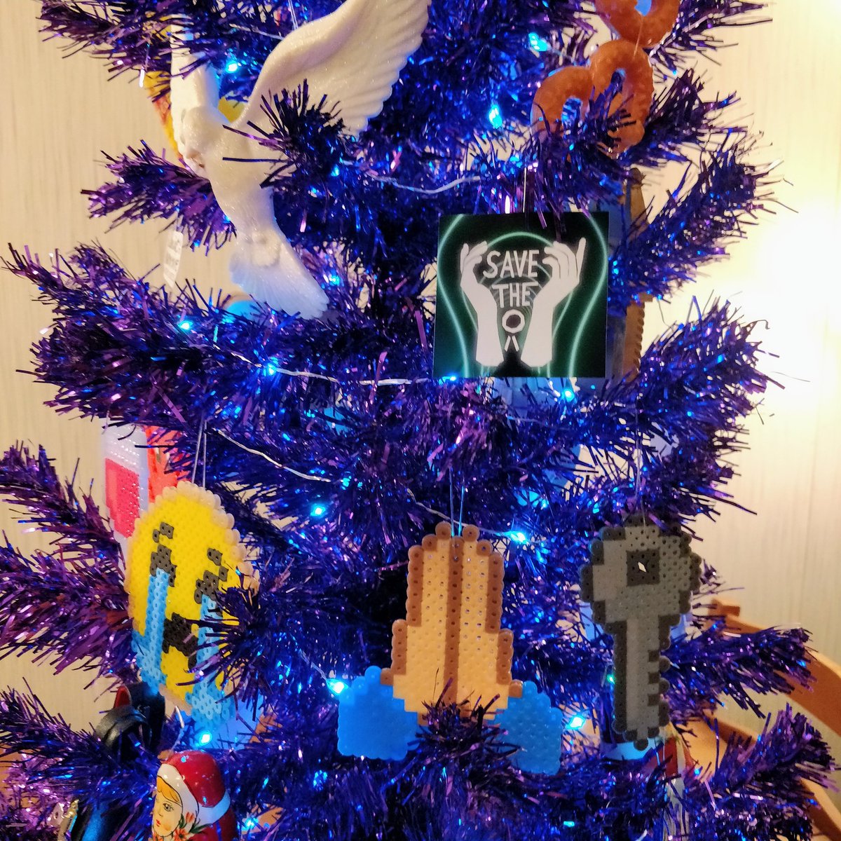 piecesofkandi's tweet photo. (1 of 6) Haven't been on Twitter much recently...is the #OAtribe still here??? Thought I'd share my OA themed Xmas tree I did over the holidays! πππ»π½π₯¨ππ·ππππ₯ͺπ πΈπΌπΌ (cont'd below) #TheOA #OAchristmas #OAthemedtree #BelieveInOA #SaveTheOA #TheOAisReal #YCFM https://t.co/7jRRVqWhJH