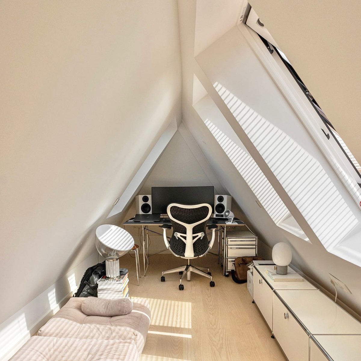 HermanMiller's tweet photo. Wherever you set up a home office, from the attic to the hallway, our performance seating is there for unconditional ergonomic support. Find the perfect match for your work habits and workspace. #hmathome
Photo: Ingo Heider https://t.co/rztnKWApao
