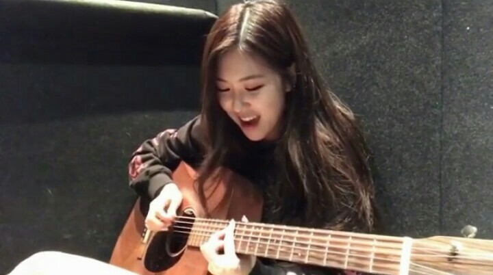 hourly rosé tweet media