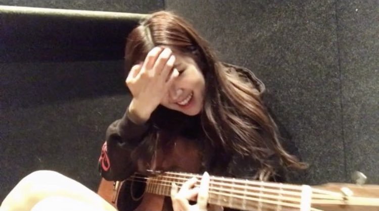 hourly rosé tweet media