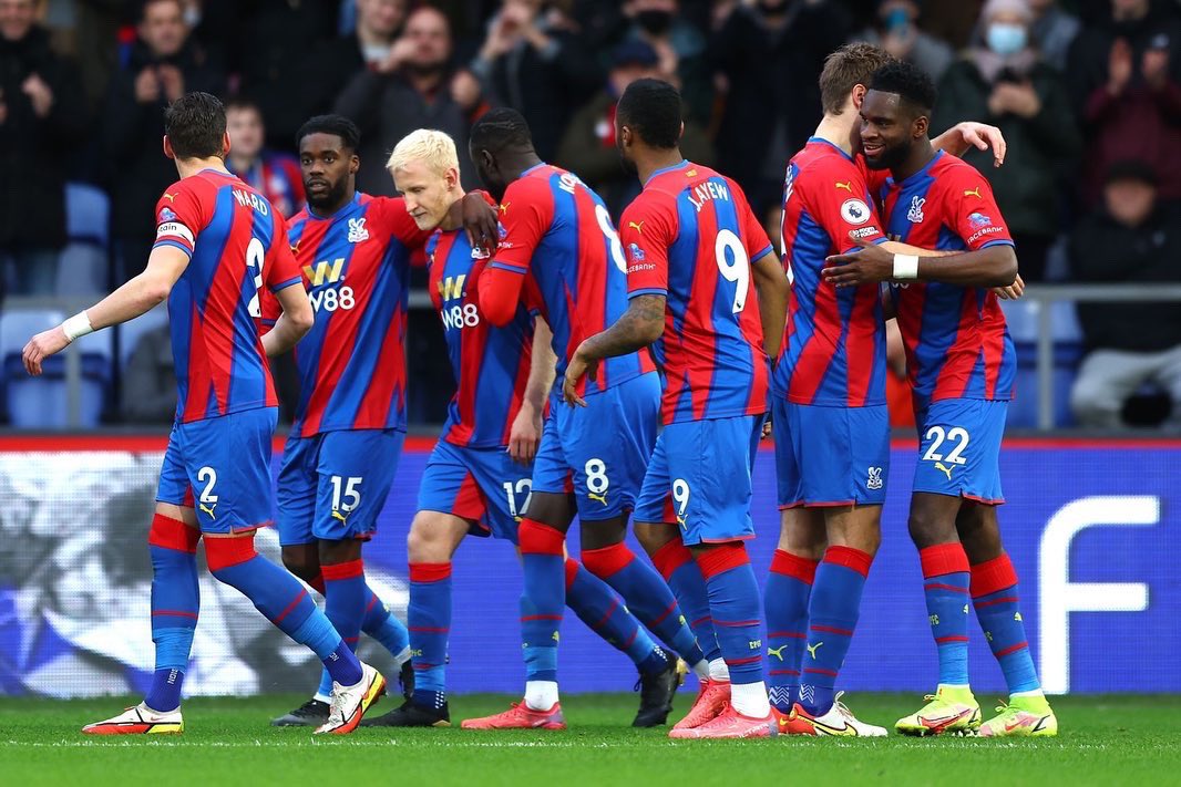 Osian_Roberts's tweet photo. What a way to end 2021 at home…such a great relationship between players and fans ❤️💙🦅 https://t.co/DO7KOQvuR0