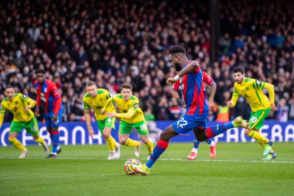 Osian_Roberts's tweet photo. What a way to end 2021 at home…such a great relationship between players and fans ❤️💙🦅 https://t.co/DO7KOQvuR0