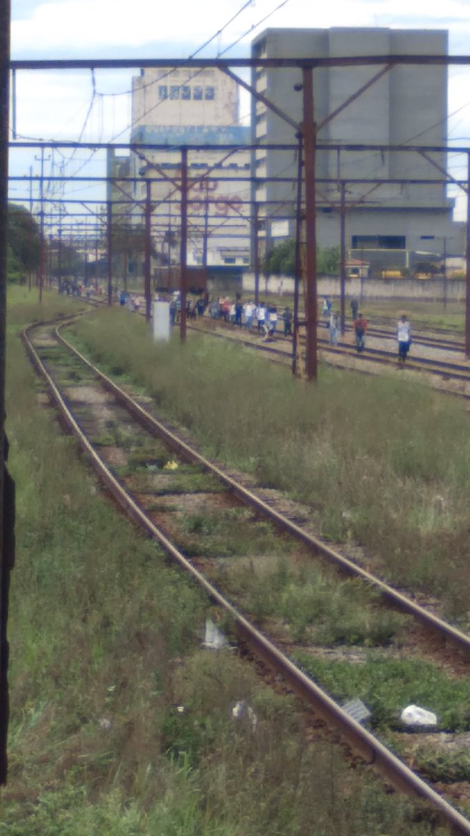 luisCocito's tweet photo. @CPTM_oficial pessoas andando na linha de trem em Santo André. @CPTM_oficial não avisa os usuários para não entrar na estação.  Cobram a passagem e não devolvem.  Ridículo. https://t.co/ahGSxKMno4