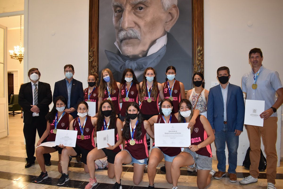 Por iniciativa de <a href="/edumartinezgue1/">Eduardo Antonio Daniel Martinez Guerra</a>  y <a href="/pablocairo/">Pablo Cairo</a>   <a href="/DiputadosMza/">Prensa Diputados Mza</a>  reconoció a las integrantes y cuerpo técnico del Seleccionado de Básquet Femenino de Mendoza por su participación y logro  en los XXII Juegos Binacionales de la “Integración Andina Cristo Redentor”.