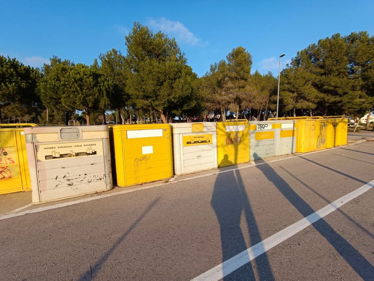 UndeLesRoquetes's tweet photo. #Obrofil. Imatges molt dures (contenidors cremats, el pitjor crim quan hi ha qualsevol manifestació), però @santperederibes  algú em podria dir perquè tenim el que aparentment sembla una deixalleria clandestina als carrers Montgrós i Turó de l'Home de Les Roquetes? 1/* https://t.co/KK7a5vqHJv