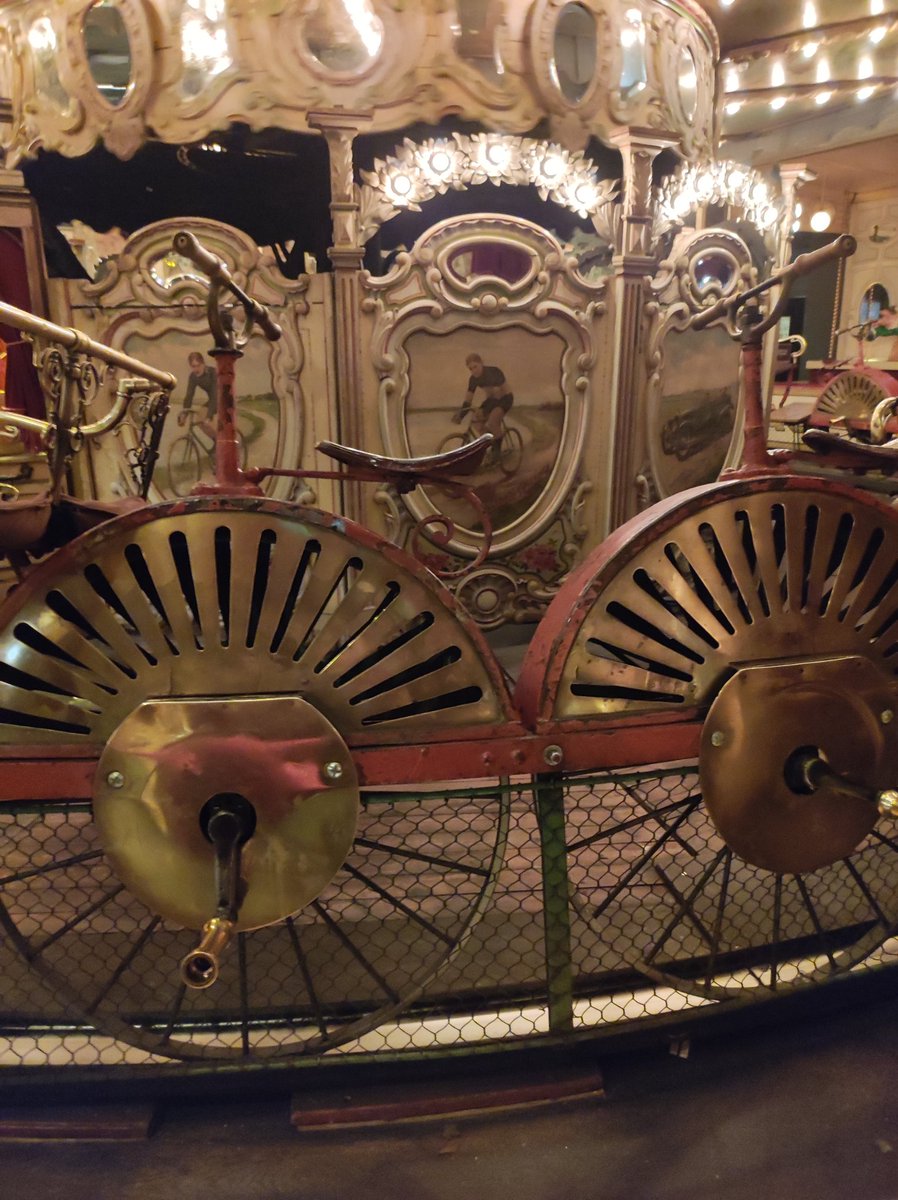 Festival du Merveilleux,nous avons pédalé sur un magnifique carrousel qui fonctionne uniquement à la force du cycliste date de construction 1897. 
#merveilleux <a href="/MuseeArtForain/">Musée Arts Forains</a>