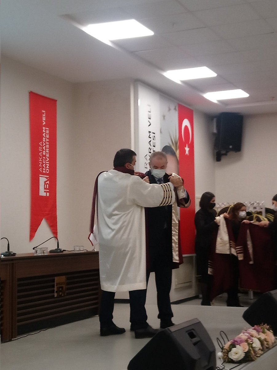 ahbvmutercimlik's tweet photo. Rektörümüz Prof. Dr. Yusuf Tekin, bölümümüz öğretim üyeleri Prof. Dr. Aslı Özlem Tarakcıoğlu @asliozlemtar, Prof. Dr. Muammer Sarıkaya @muammersariky, Doç. Dr. Yasin Murat Demir @MuRaTdEMiR81 ve Dr. Öğr. Üyesi Zeynep Arkan'a cübbelerini giydirdi. https://t.co/zWUz2xFnEY