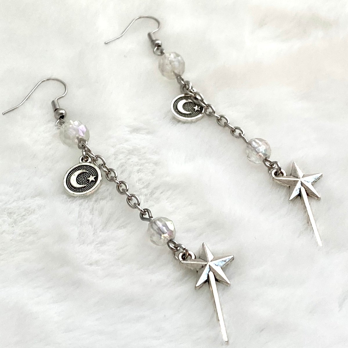 monalaina's tweet photo. Magic Wand Drop Earrings, Chain Earrings, Iridescent Crystal Bead Earrings, Celestial Jewelry, Astrology Jewelry, Vintage, Recycled, S116 https://t.co/NvSlKNXQOy #EtsyShop #GiftforHer #Jewelry #Handmade #EtsyJewelry #Earrings #SmallBusiness #HandmadeGift https://t.co/L2NRbrV4OH
