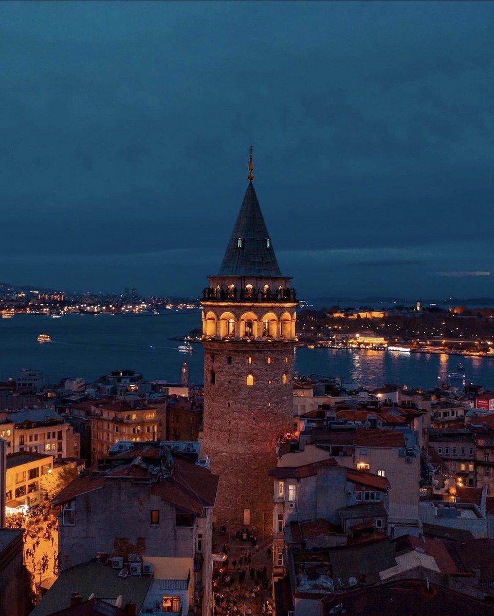 candandlgc's tweet photo. Söz veriyorum sana Galata,sana kıymet bilen birisiyle geleceğim, kırılmadan,düşmeden yıpratılmadan, çocuk gibi saf ve temiz duygularla geleceğim.. #galatakulesi #galata #İstanbul #gundem https://t.co/g7ySOl8TjX