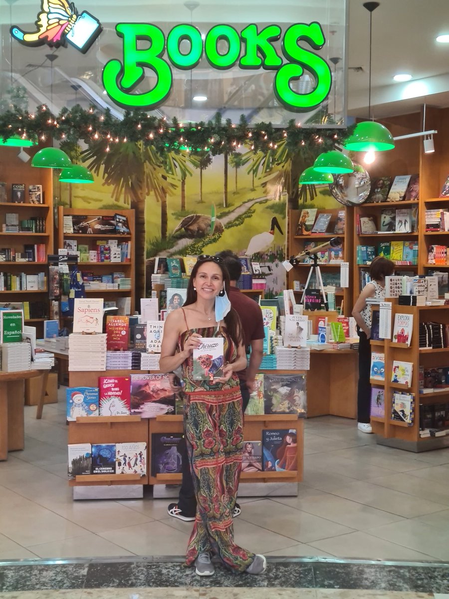 PablaTho's tweet photo. Visitando librerías. Disfrutando ver los libros de Chiruzo en los estantes. Gracias ❤
@LibreriaBooks1 #ShoppingdelSol https://t.co/Z8Ue37gC4j