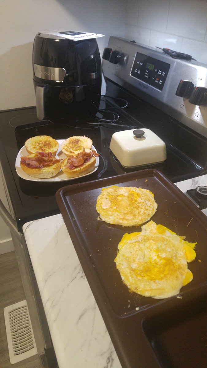 FunkyFilmCritic's tweet photo. @JohnLukeNYC Johnny, cooking-up some famous bacon and eggers from A and W. https://t.co/DISVMihiug