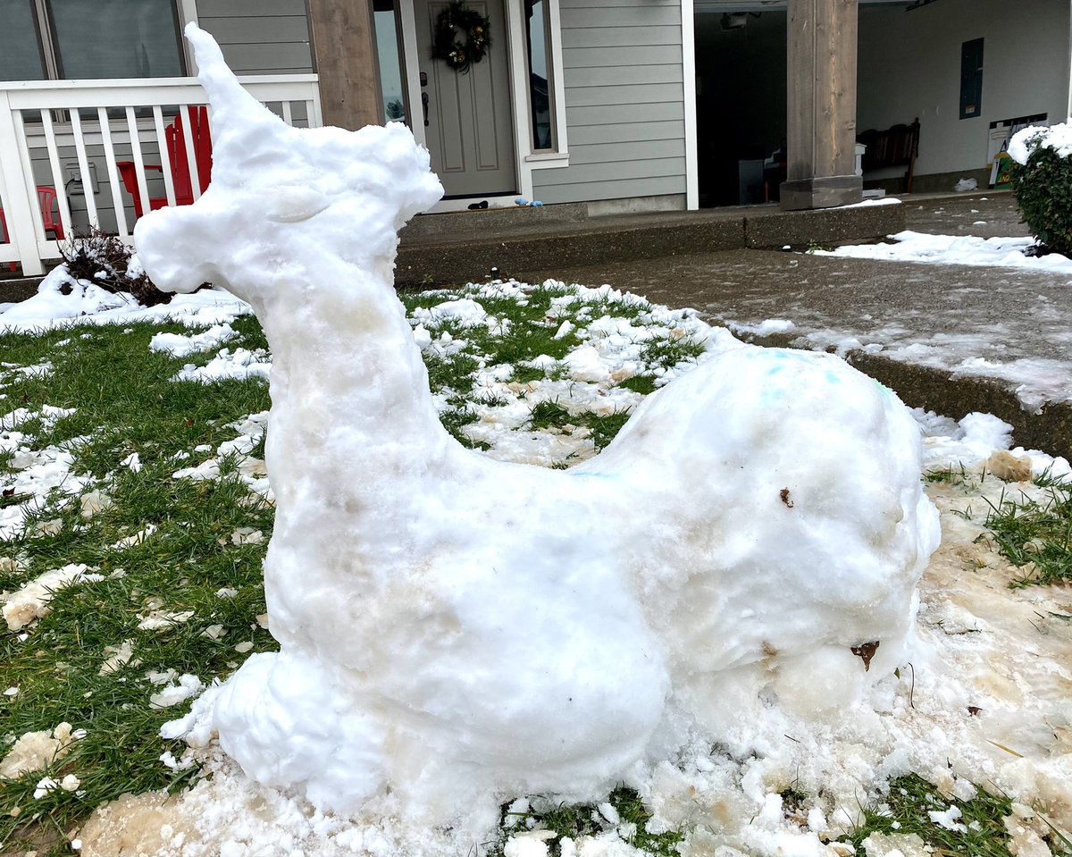 gizzelleakin's tweet photo. A Snow Unicorn is totally superior to a Snow Man… #OregonSnow #Unicorn #Snow #Winter https://t.co/0oXfuAUyGI
