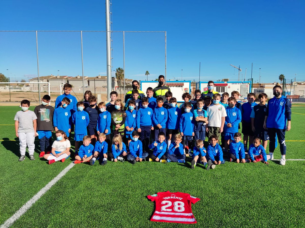 mmfc_cantera's tweet photo. #BASES //
🖇 Nuestro #Clinic de #Navidad continua superando el medio centenar de inscritos.
📸 A nuestro inauguración ha acudido el futbolista de 1ª división y ex jugador de nuestra cantera #RaulTorrente que actualmente es titular con el @GranadaCF.
#FuerzayHonor https://t.co/T4qqXjBiQY