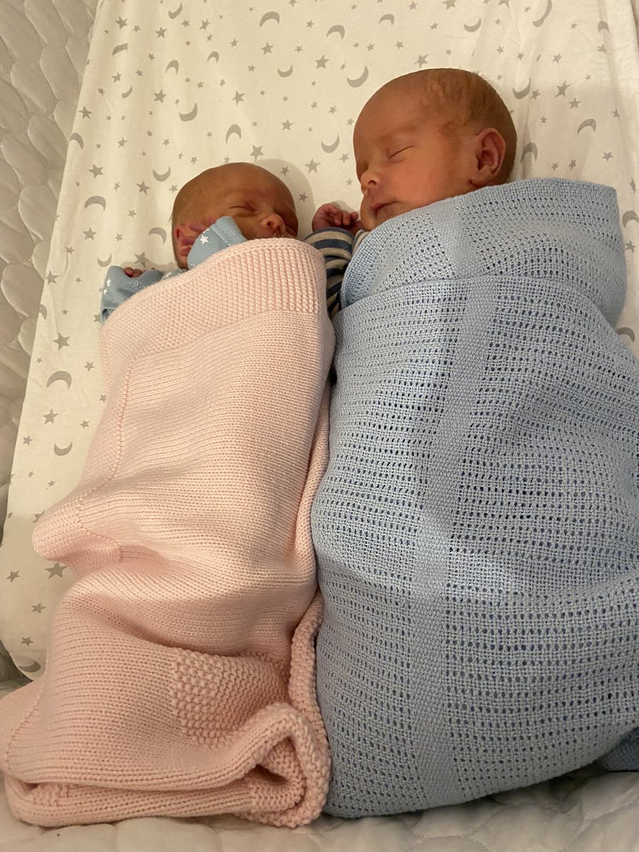 xo_Bronagh's tweet photo. It always amazes me how tiny Freyja looks next to her brother 🙈🥰
But with a 2lb weight difference, it makes sense 

For context - Freyja weighs 4lbs while Niklaus is 6lbs 💕

#Twins #ChristmasBabies #DCDATwins #Newborn https://t.co/GPb9pzAlyF