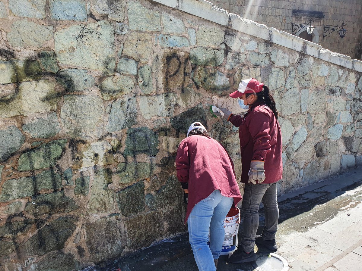 A fin de mantener en óptimas condiciones los espacios públicos de la capital, personal de la Coordinación Ejecutiva del Centro Histórico llevó a cabo acciones de remoción de grafitis en la Plaza de la Danza. #Oaxaca