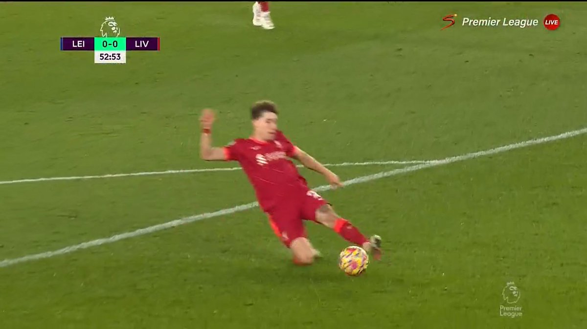 Birdsofbangkok's tweet photo. #PremierLeague #LEILIV #LEILFC Excellent defending by Tsimikas as he cleared last moment https://t.co/XZxCjv0pa2