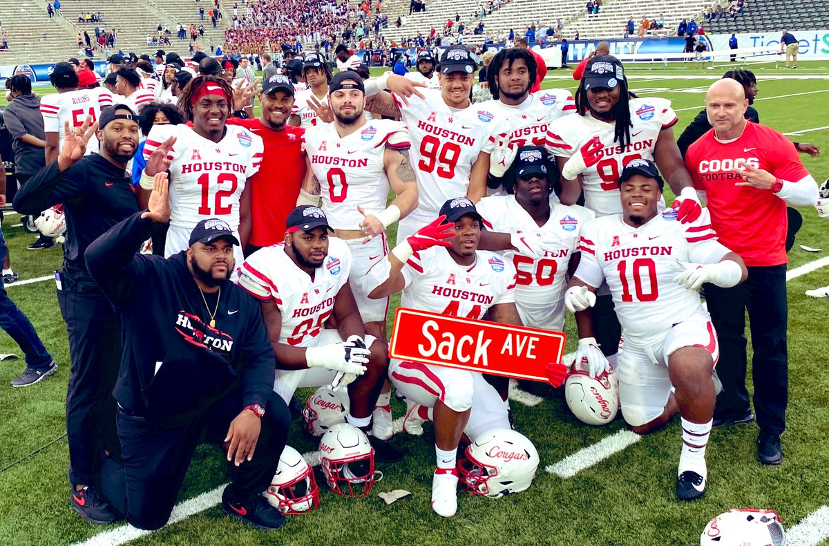 Whose House? 🐾 #GoCoogs #BirminghamBowl @UHCougarFB #SackAve