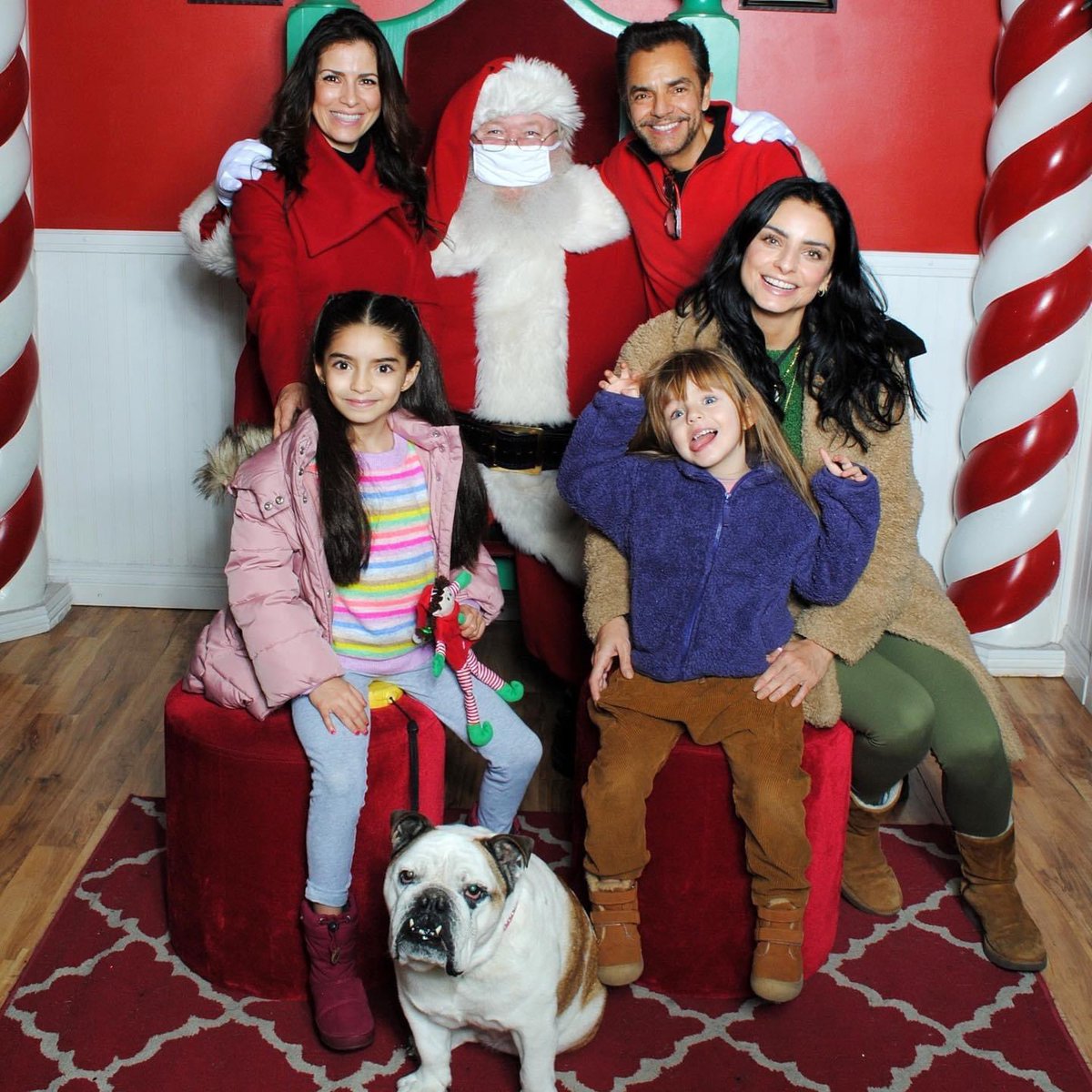alexrosaldo's tweet photo. Como cada año, fuimos a tomarnos la tradicional #fotoconSanta Desde aquí, les enviamos abrazos apretados y cargados de amor y buenos deseos ♥️✨🤗 https://t.co/f3t5QYiUdO