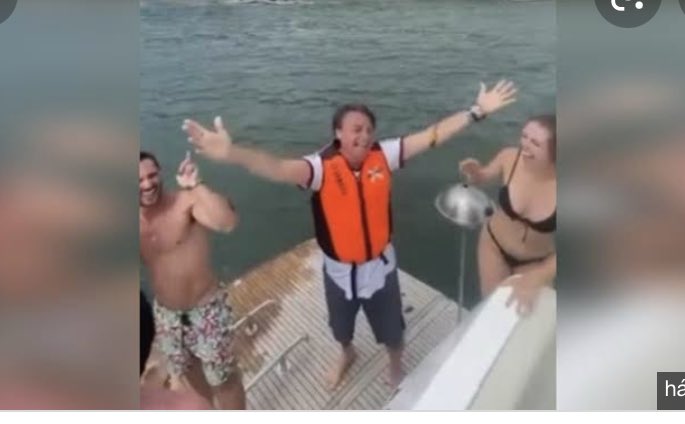 sobotelha's tweet photo. Essa foto tem que rodar bastante até as eleições. Ela foi tirada no momento em que as crianças brasileiras estavam sem perspectiva de vacinas p/ um vírus mortal, quando as chuvas imundavam a Bahia, quando 19 milhões passavam fome e qdo 13 milhões estavam desempregados. https://t.co/RempB244oL