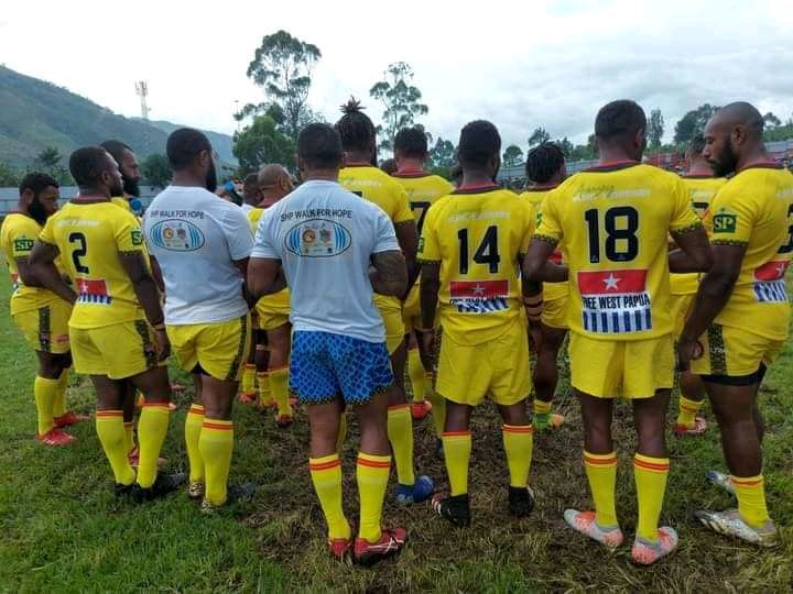 LxPaulus's tweet photo. Bagaimanapun ceritanya, inilah tim terbaik kami. Penuh optimis akan bertanding di lapangan hijau, soal menang atau kalah adalah biasa. Tetapi yg luar biasa adalah mereka juga ikut kampanye utk pembebasan Papua Barat Merdeka.
-------------------------- https://t.co/ButAEJD3YB