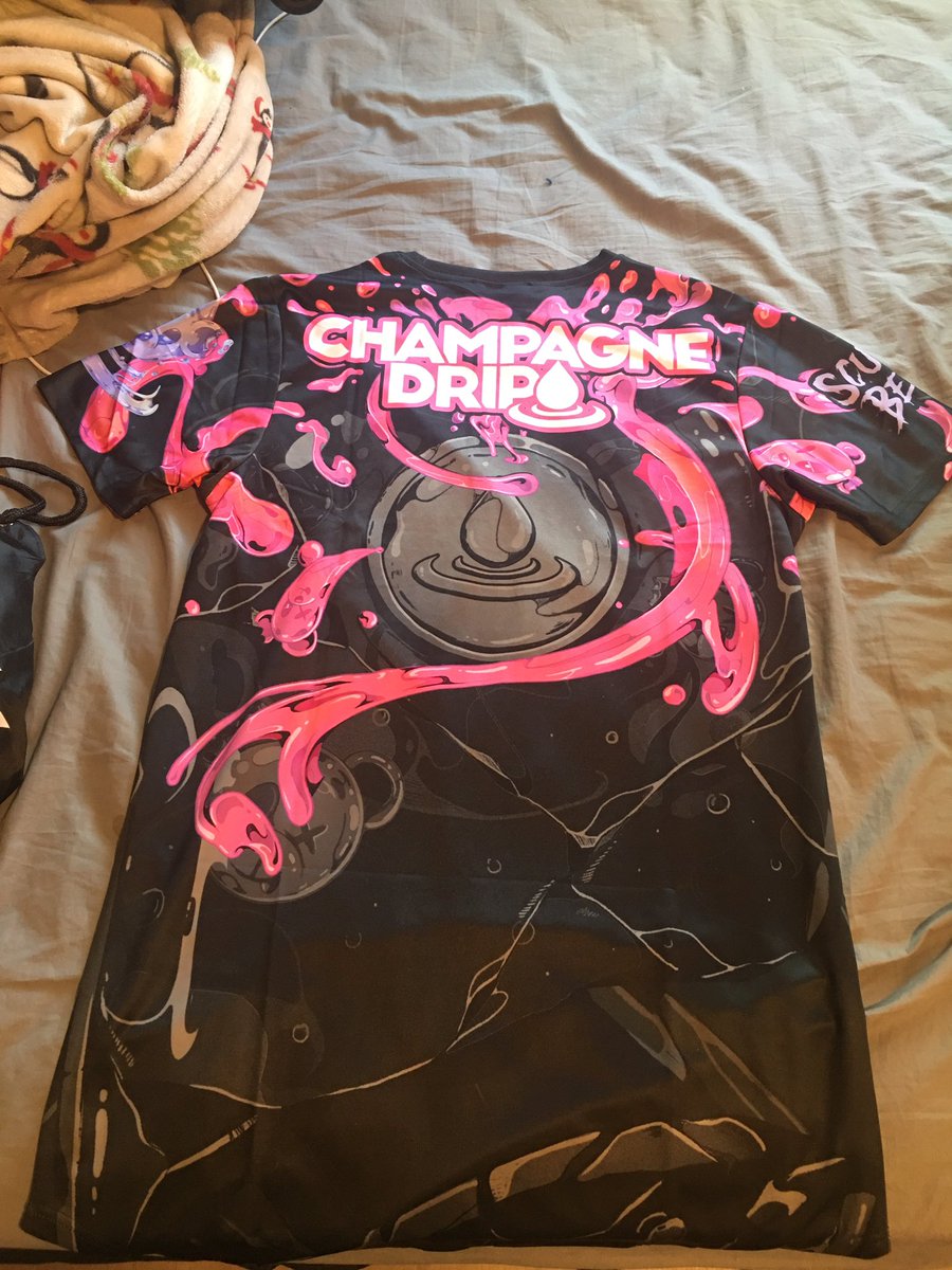 __vndeeznutzz's tweet image. my @LiquidStranger &amp;amp; @ChampagneDrip tees came in! can’t wait to wear the Liquid Stranger tee on sunday at #CountdownNYE 🔥🥳
#LiquidStranger #ChampagneDrip #NewYearsEve