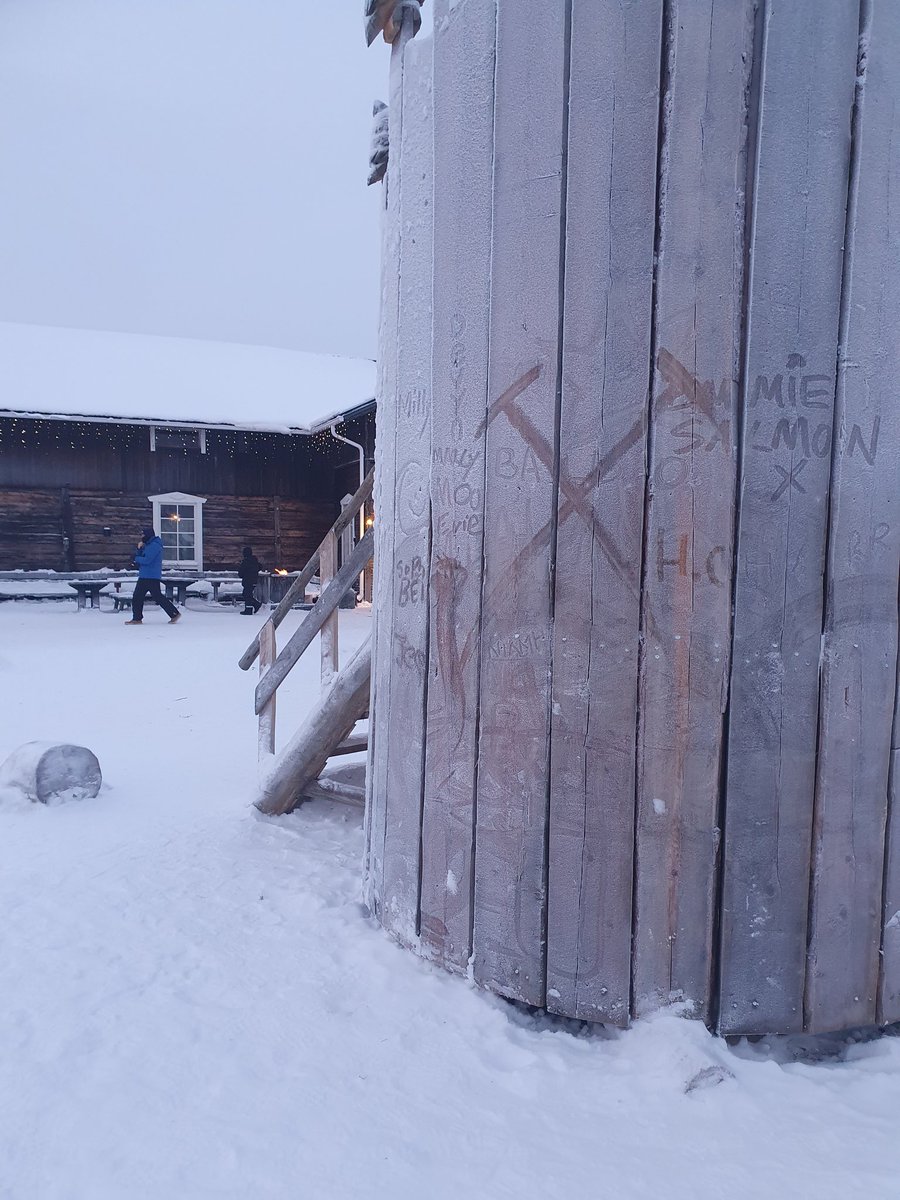 CryptoShineBox's tweet image. Went to see Santa in Lapland. Some rascal Hammer got there before me.... Merry Xmas.. 

@ExWHUemployee 
@DaveWalkerWHU 
@WestHamWaycouk