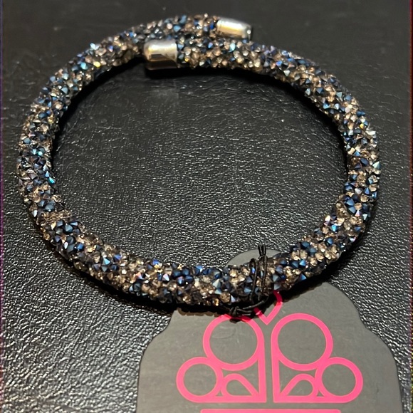 lild30312's tweet photo. So good I had to share! Check out all the items I'm loving on @Poshmarkapp #poshmark #fashion #style #shopmycloset #pol #paparazzi #whitehouseblackmarket: https://t.co/lRtiVlGsay https://t.co/XlnmWp9Po7