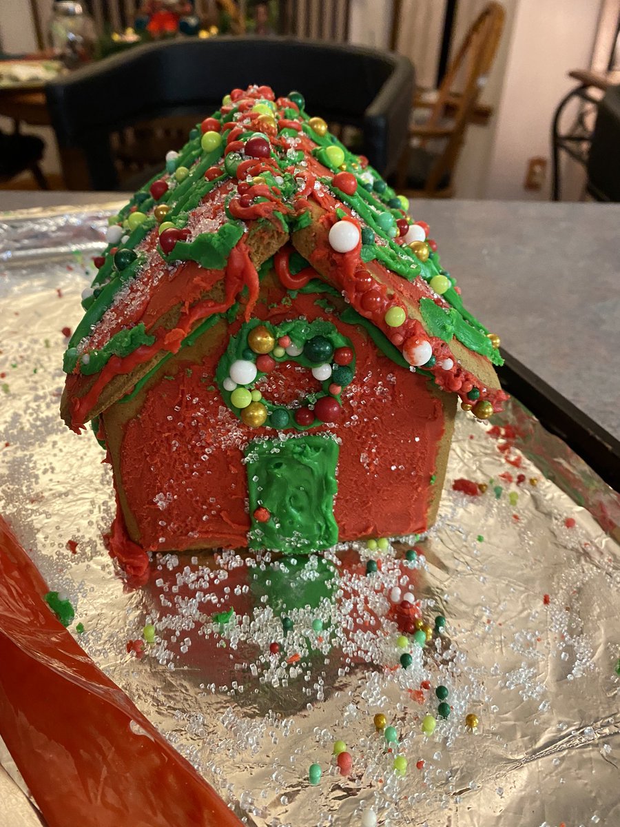 CocoGoddessssss's tweet photo. #Christmas #GingerbreadHouse https://t.co/dSQZwIMgVE