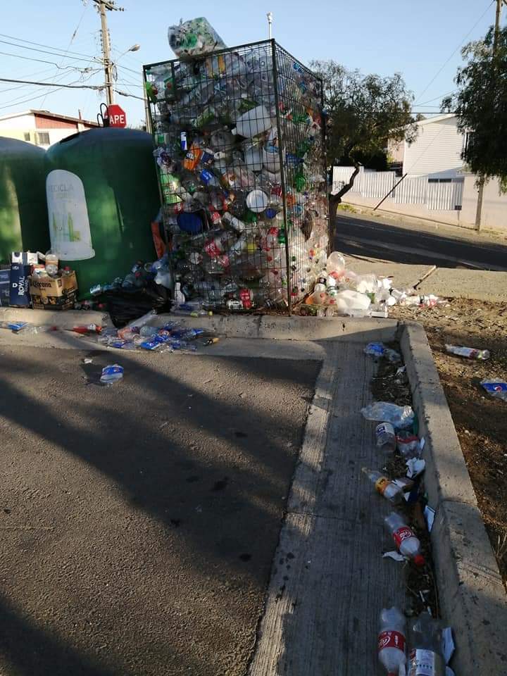 jartegam's tweet photo. @vinadelmar alguna posibilidad de pasar a buscar los envases? Esta foto es de hace 5 días, ahora esta peor, la empresa de reciclaje pasa tarde mal y nunca! https://t.co/D5VHV50Px6