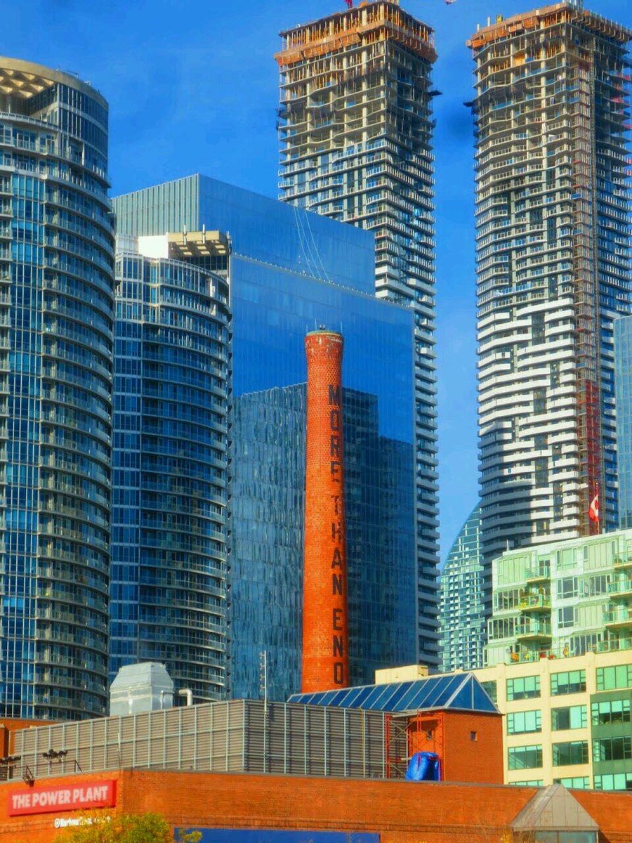 BradleymatsonB's tweet photo. When a chimney takes a stand.
#cityscape . #torontocityscape #waterfrontview #brad https://t.co/6Ce0VcbssM