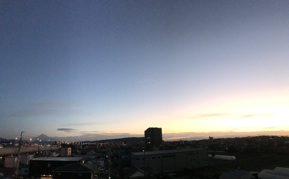 おはようございまーす！(ﾟ∀ﾟ)日の出のお時間の静岡市内のようすです✨☃️❄️🎄今日もステキな一日でありますよーに！