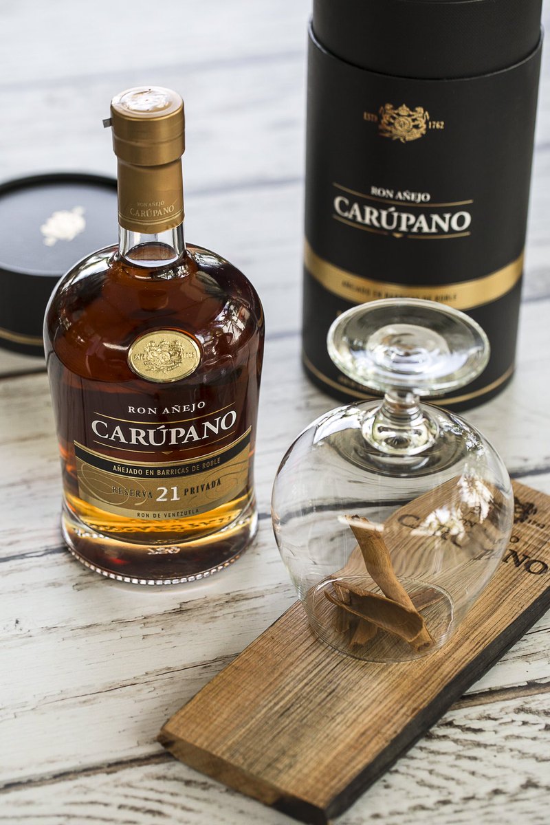 Lleva a #OtroNivel tu trago de Ron Carúpano 21 ahumando la copa con tu especia favorita 🥃