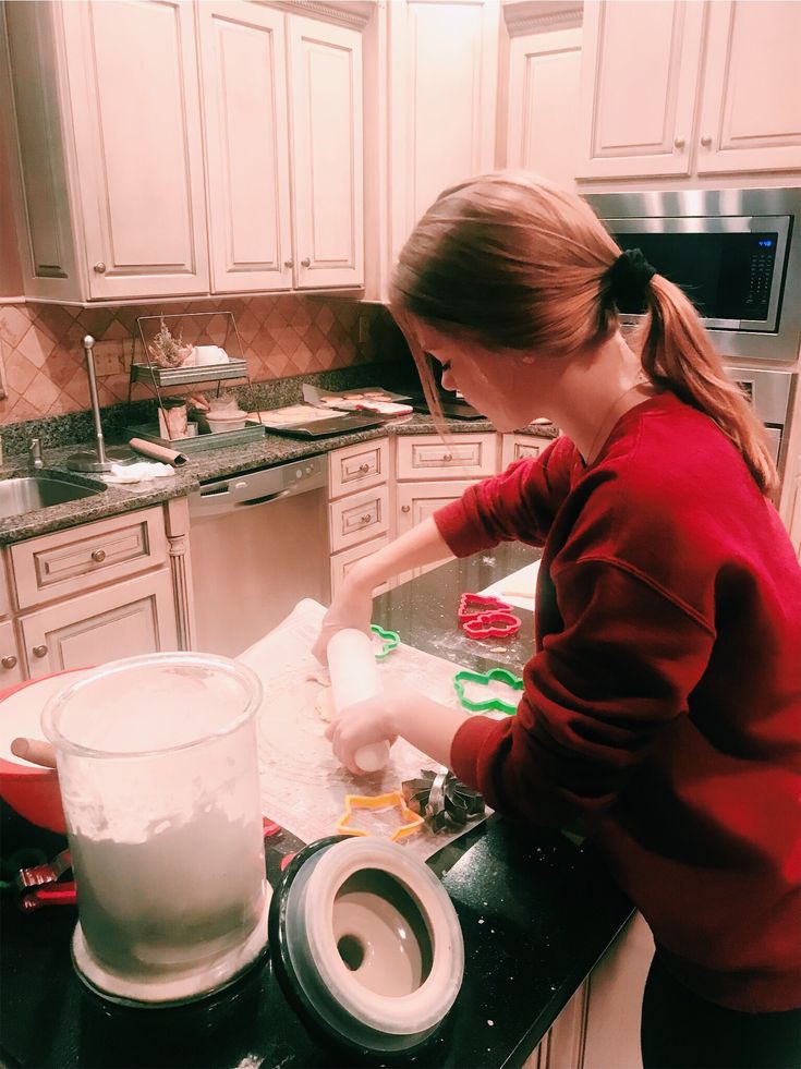 —Vía IG— 

Preparando algunas galletas navideñas en el intermedio 🎄✨✨