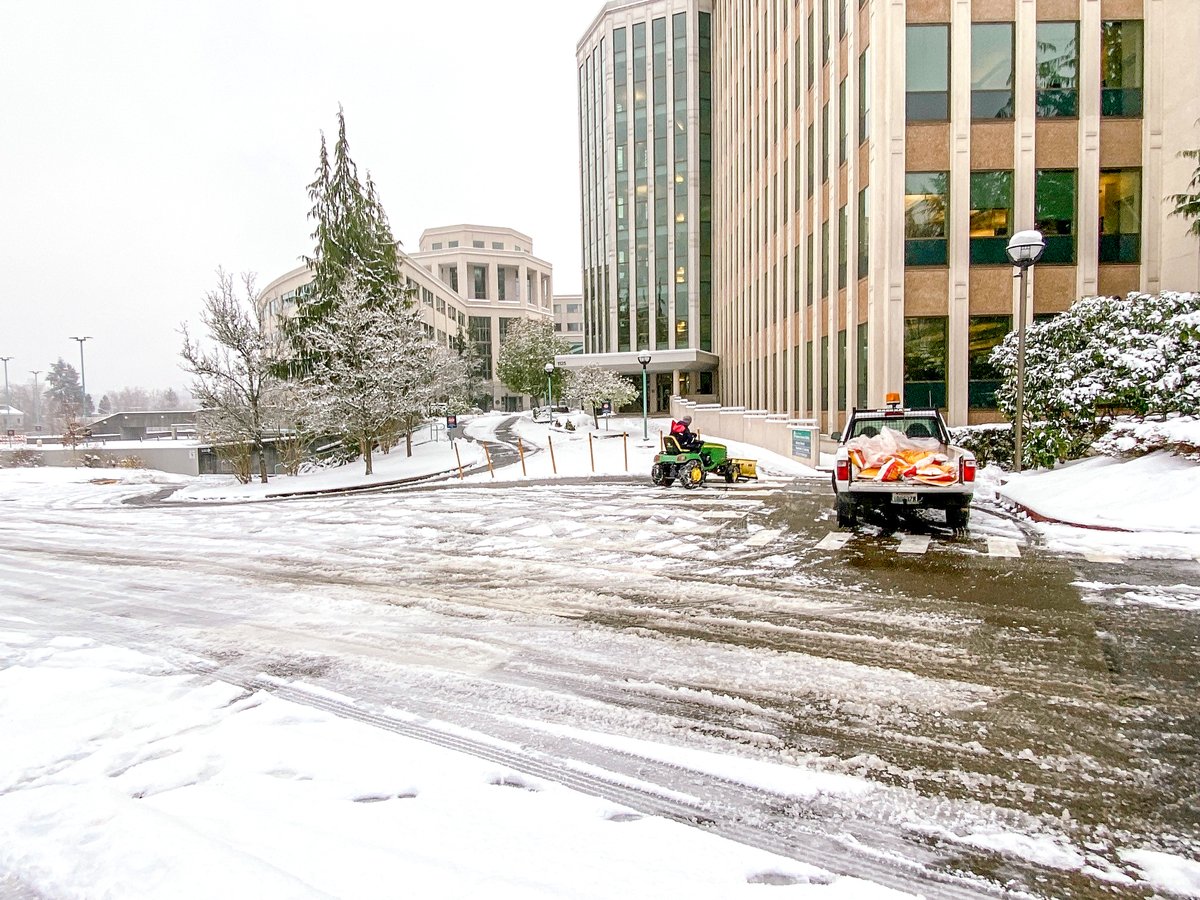 WaStateDES's tweet photo. Our team members have been hard at work shoveling, plowing and spreading de-icer around Capitol Campus in this snowy weather. ❄️ Thank you for keeping our campus safe! 

 #OlyCapitol #LoveOly #OlympiaWA #WaStateDES #WashingtonState #WaStateCapitol #CapitolCampus https://t.co/0RYBBsm1SL