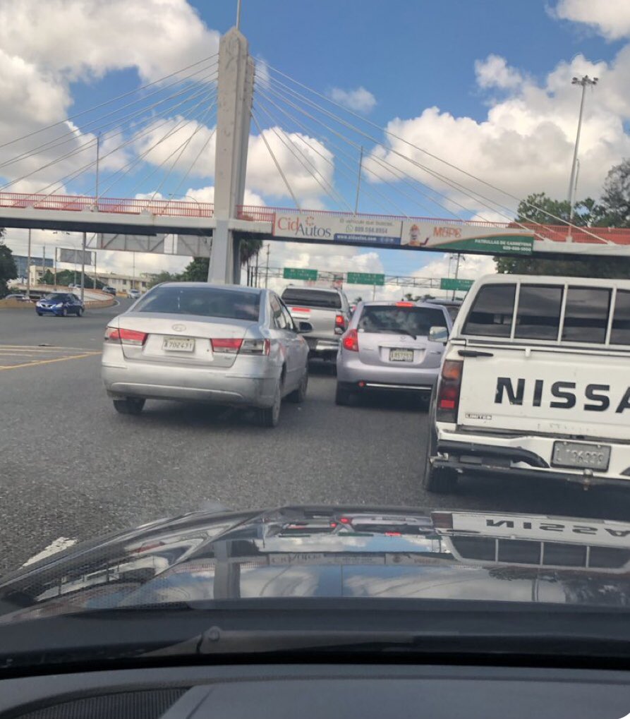 EddyOlivares14's tweet photo. El buen ciudadano respeta el carril, pero los desaprensivos se adelantan y, sin consecuencias, lo ocupan a la fuerza. 
¡Qué en el 2022 iniciemos un cambio hacia una verdadera educación vial en la RD! https://t.co/pBOkqWzPEl