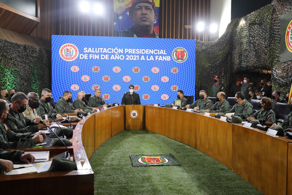 CapitanEscalon's tweet photo. El Presidente @NicolasMaduro durante el acto de salutación a los hombres y mujeres de nuestra heroica FANB, manifestó su orgullo y felicitó a todos nuestros efectivos militares por su ejemplar trabajo permanente en defensa de la Patria y en beneficio del pueblo venezolano. https://t.co/UPMQXXLNaa