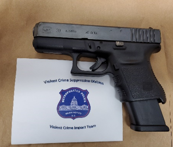 DCPoliceDept's tweet photo. In the last week, #DCPolice officers removed 22 illegal firearms from the streets of #DC and out of the hands of criminals.
#FirearmsFlashback https://t.co/L94AhY7XEA