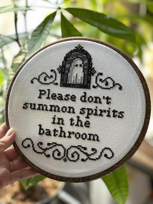 21ghostsinfo's tweet photo. crossstitchworld:Stay out of my mirror, Bloody Mary 🙅🏻‍♀️ by ... - https://t.co/xh8EzN6EyA - Real Poltergeist Facts ... https://t.co/GHyvibQGnL