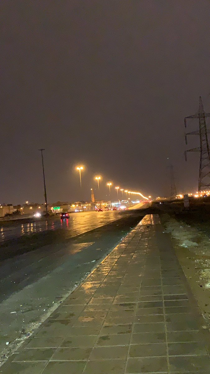 mly0m's tweet photo. ماقدرت ماوقف الدنيا مطر😍🤍 https://t.co/0XoYthyGLh