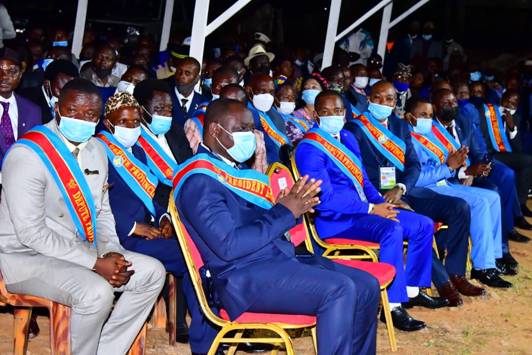 Accueilli par une foule enthousiaste rassemblée au centre-ville de Kabinda, le Chef de l'État s'est adressé à la population dans une brève allocution.
Il a rappelé le programme de construction des infrastructures nécessaires au développement de la province.