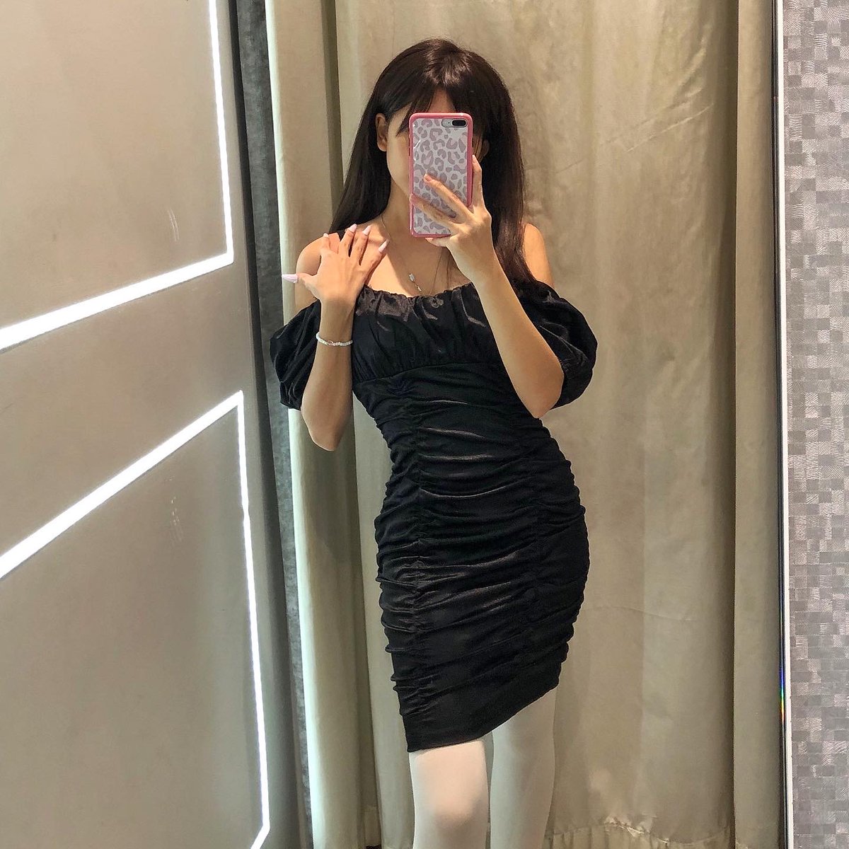 eeveenara's tweet photo. Trynna find me a nice dress that actually fits &amp; looks flattering is like trynna find the infinity stones. Rare &amp; hard to find. 😞🖐🏻 https://t.co/acvX0cB8tQ