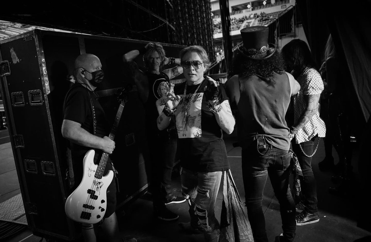 gunsnroses's tweet photo. Backstage hangs https://t.co/N37BPjiCZr
