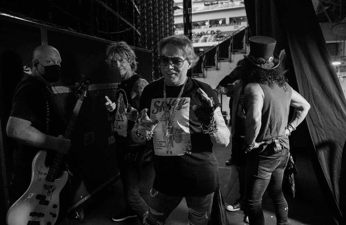 gunsnroses's tweet photo. Backstage hangs https://t.co/N37BPjiCZr