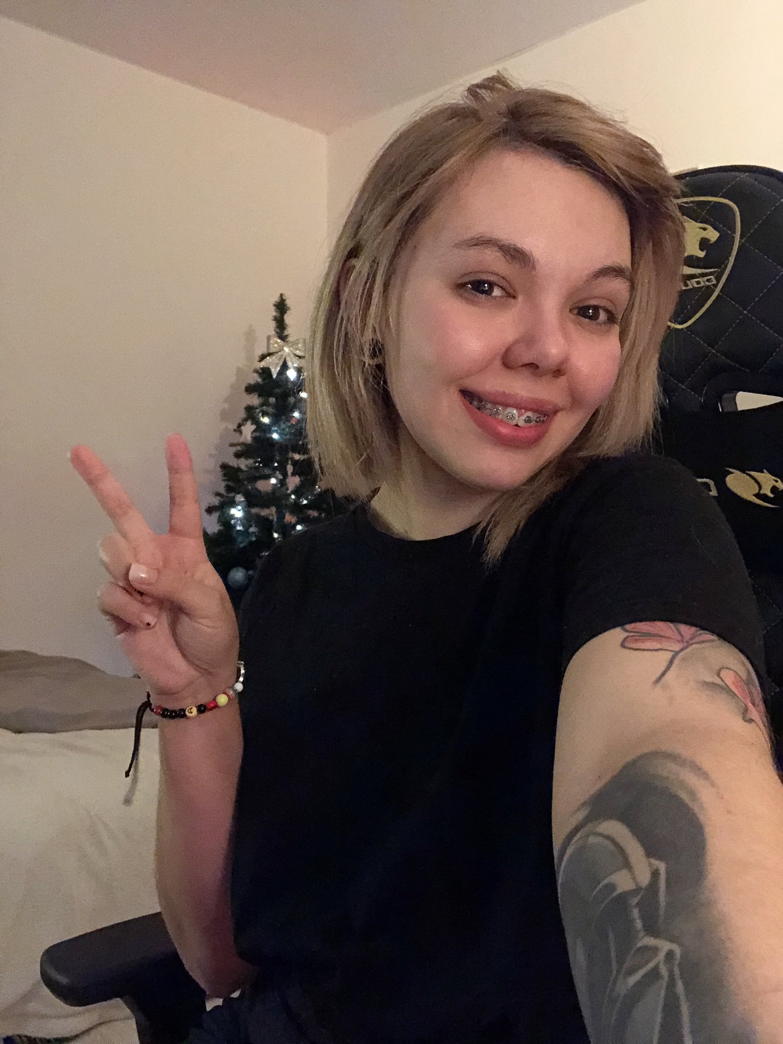 2 pic. I’m online https://t.co/5cX6NEFvq0