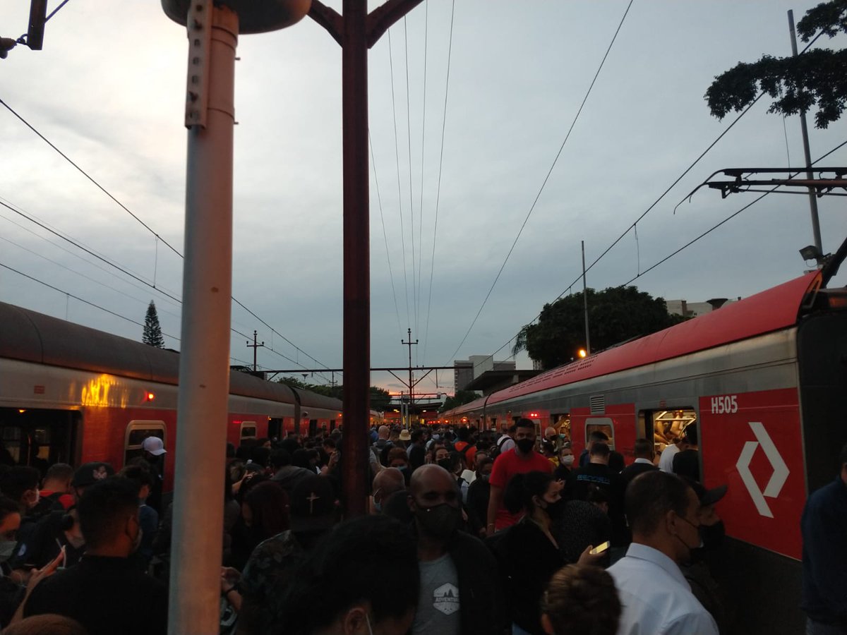 Estação São Caetano agora! 
Trens vindo de SP até São Caetano e depois tem que trocar para ir sentido Rio Grande da Serra. Mais um dia difícil na vida do povo que depende do transporte público. 

#CPTM #alagamento #SPTV #linha10turqueza