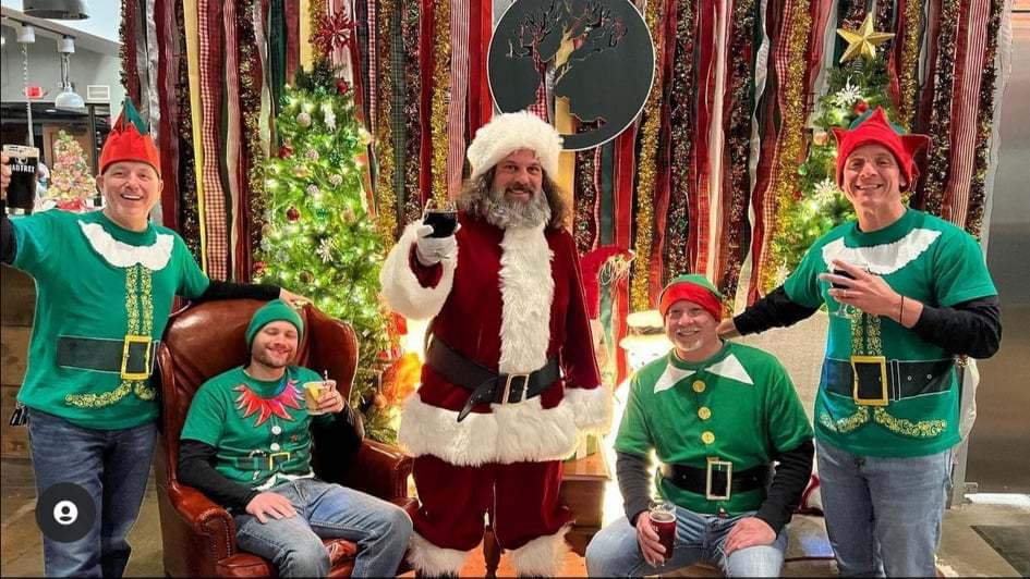 thirsty_cook's tweet photo. Santa and his elves are out and about.

Second stop @madtreebrewing
 📍Located at Madison Road, Cincinnati, OH

Photo credit 📸: @chaos68

#santaandhiselves #madtreebrewing #santasbrewerytour #thethirstycook https://t.co/XoNpRSi4qw