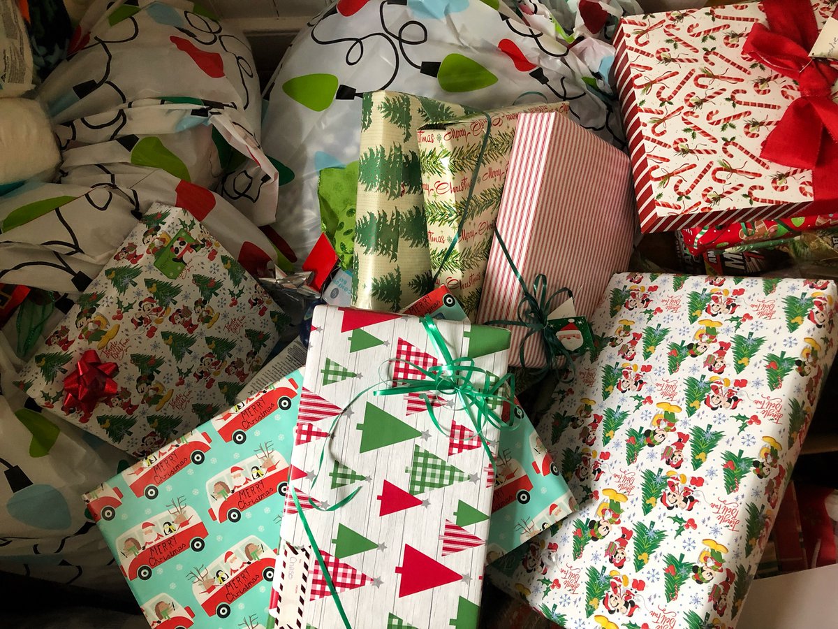 LexingtonPD's tweet photo. The generosity of the Woodcreek neighborhood was greatly appreciated and they provided presents, food, and other needs to seven families and to everyone on our elderly visitation list as well. #LPDStrong #LexStrong #BuildingAPartnership https://t.co/DGyCaUa3QF